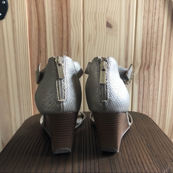 Kenneth Cole-Gold Wedge Sandel - Picture 3 of 7